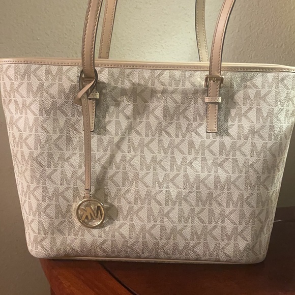 Micheal Kors Tote - Picture 3 of 15